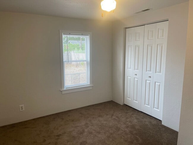 Building Photo - Comfortable 3-Bedroom Home with Huge Backy...