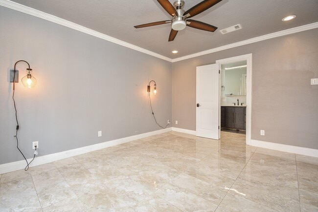 Building Photo - 9614 Val Verde St