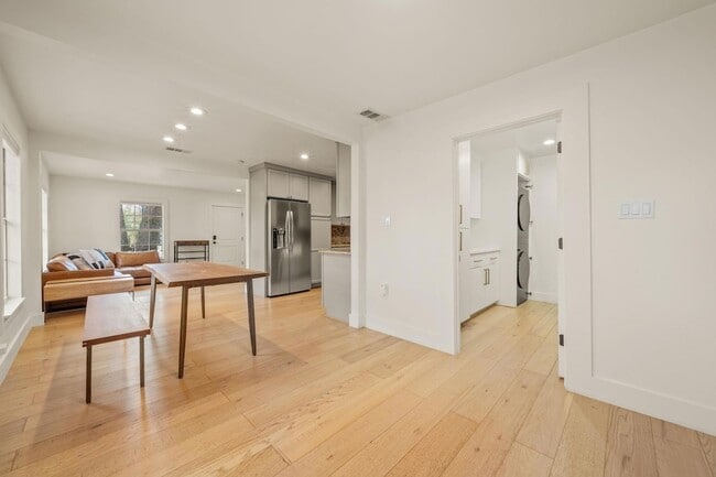 Building Photo - 912 Mansell Ave