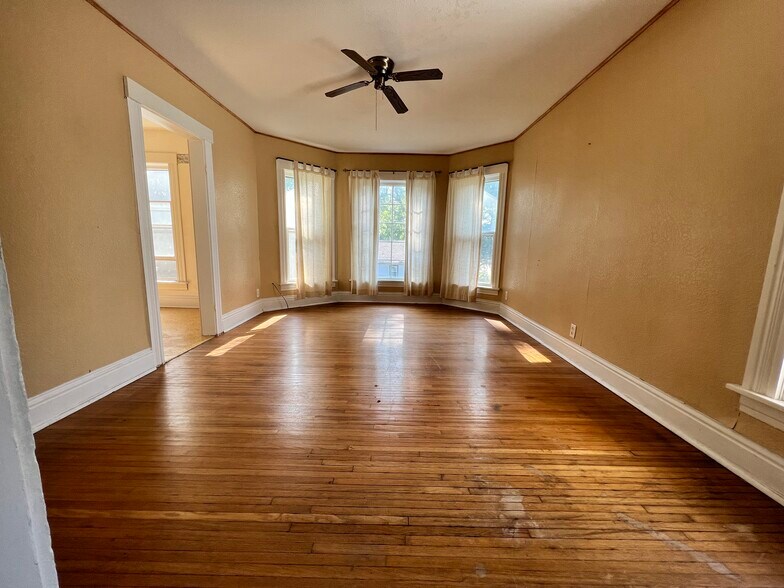 Living Room - 900 W Parker St
