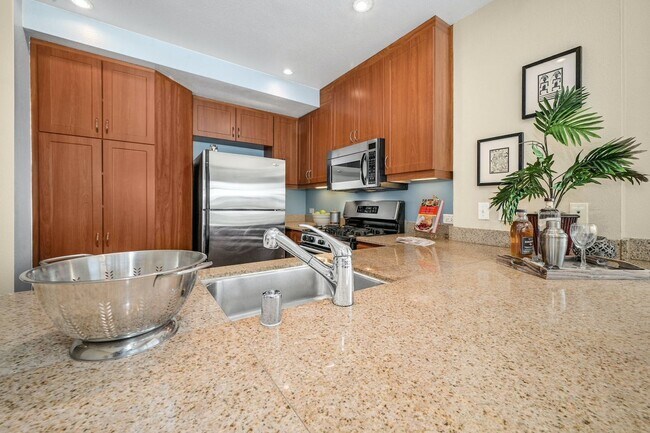 Building Photo - Bright 2 bedroom with open floor plan and spacious terrace!