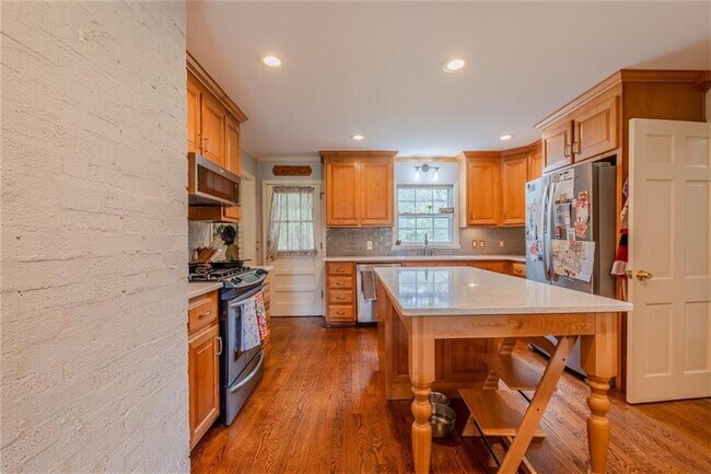 Building Photo - 227 W Lakeshore Dr