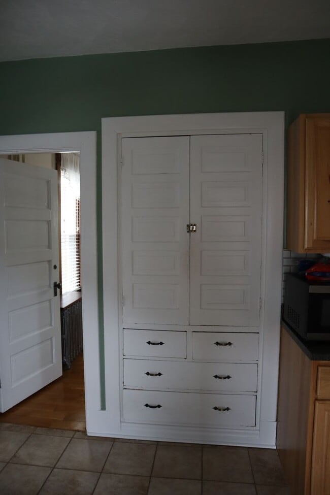 Building Photo - 2-3 bedroom house with 1 car garage in Ind...