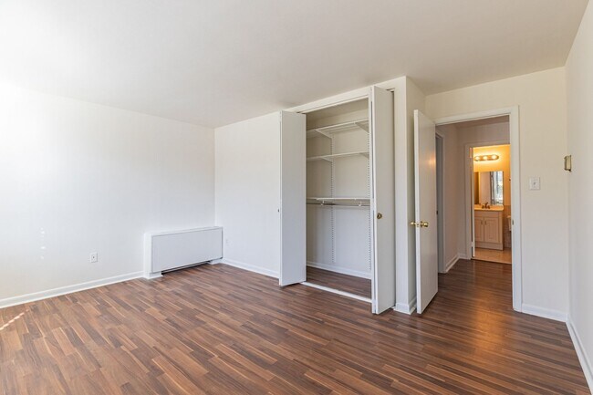 Building Photo - Charming garden-level 2-bedroom, 1-bath home