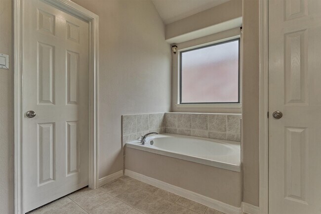 Building Photo - 8007 N Tarrytown Crossing Dr