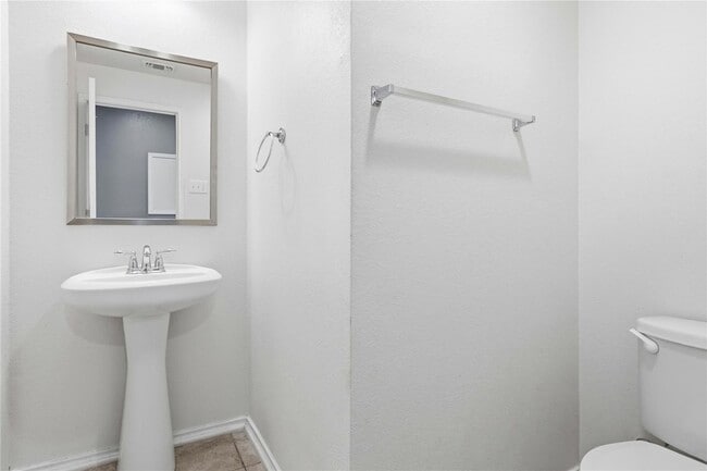 Building Photo - 605 Saul St