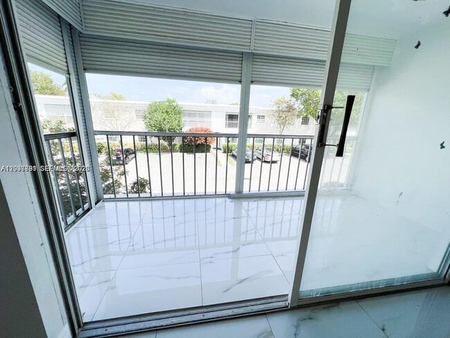 Building Photo - 6395 Bay Club Dr