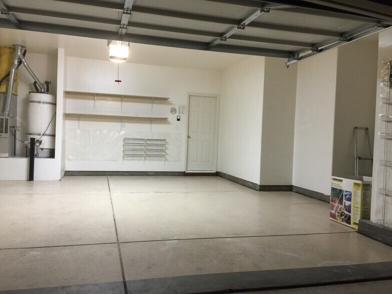 Landscaper blowers 2.5 car showroom garage - 2626 Capella Dr