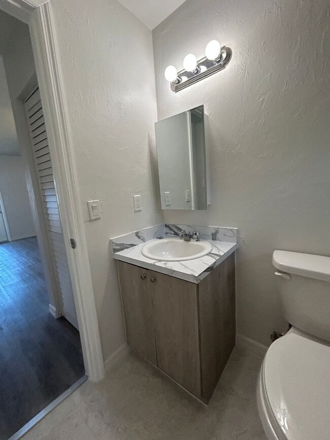 Building Photo - 2 bed 1 Bath Condo