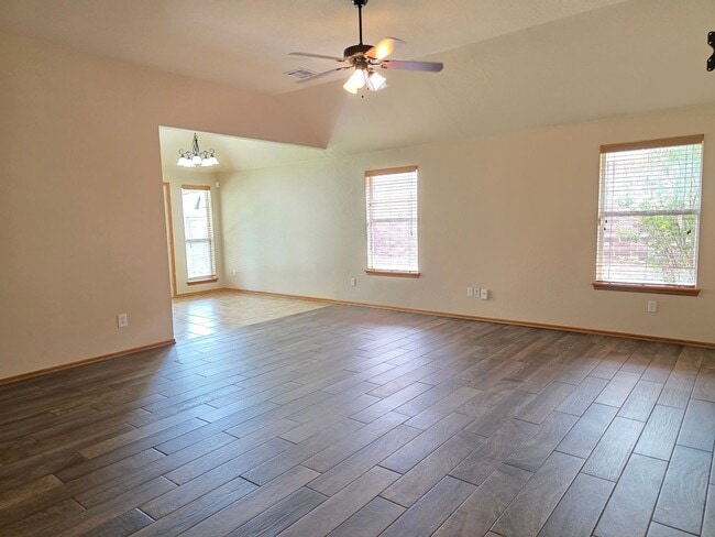 Building Photo - Great Home in Edmond School District + Ref...