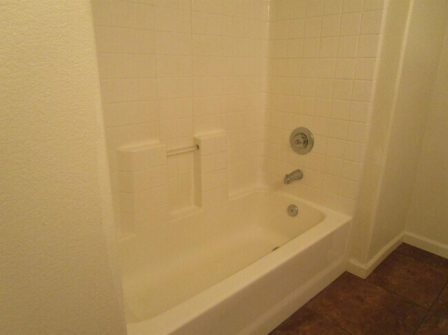 Building Photo - Like Brand New 4 Bedroom 3 Bath Beautiful ...