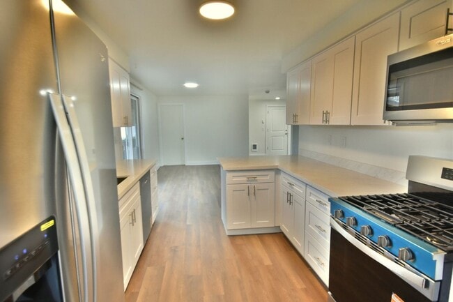 Building Photo - 3Bd/2Ba Everett House