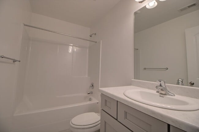 Building Photo - 4 Bedroom 2.5 Bathroom Townhouse in Lehi!