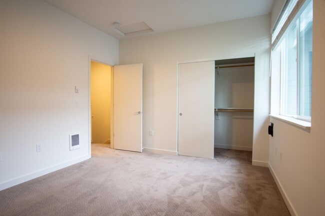 Building Photo - GET $300 + ONE MONTH FREE!! Rare 3 Bed, 2 ...