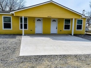 Building Photo - 1025 N Quincy Ave