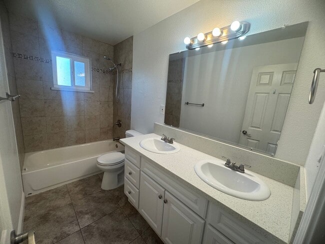 Building Photo - 4 Bedroom Home in Sacramento
