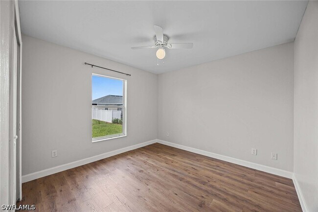 Building Photo - 915 NE 10th Ln