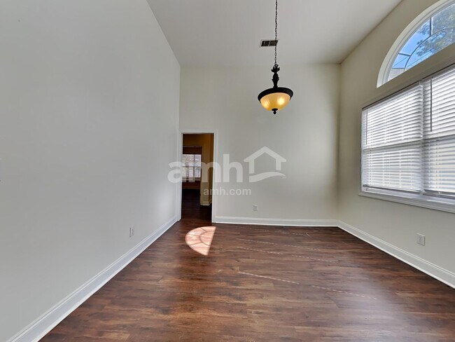 Building Photo - 213 White St