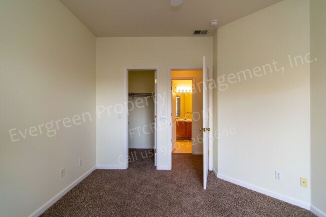 Building Photo - 1 Bedroom Apartment in Rockbridge! Parking...