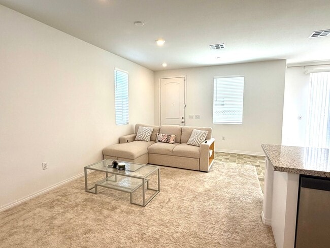 Building Photo - Almost BRAND NEW end unit Townhome in Winchester for Rent