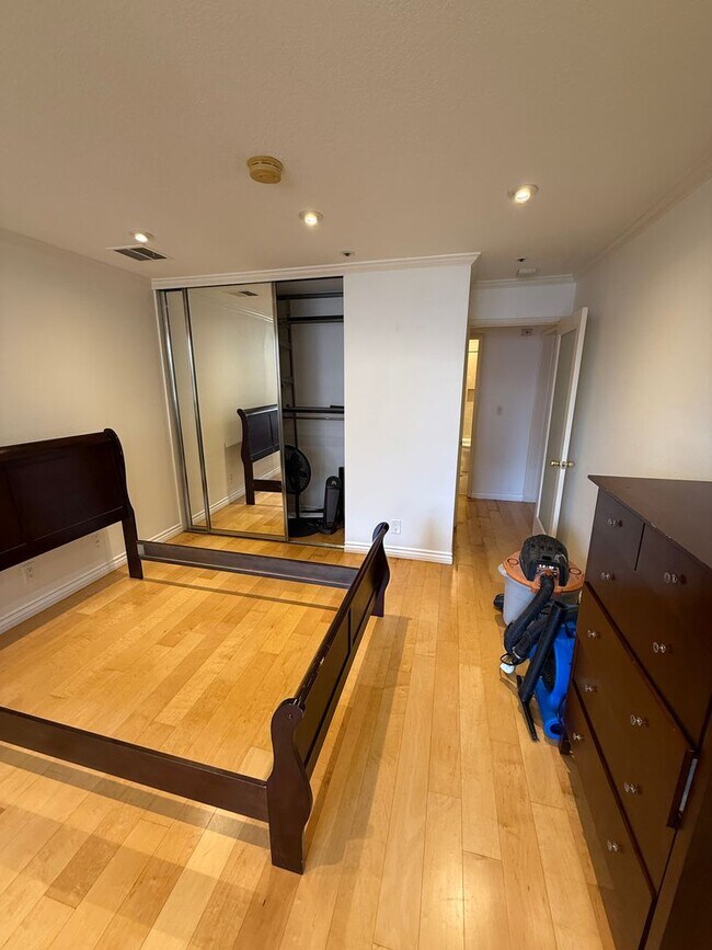 Building Photo - 2bed 2bath in the Heart of Los Angeles