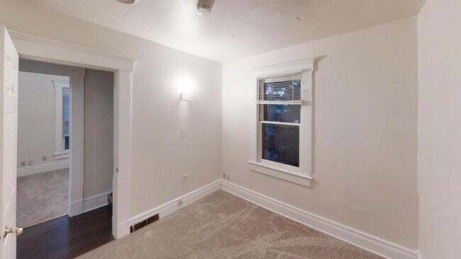 Building Photo - 802 E Kingsley St