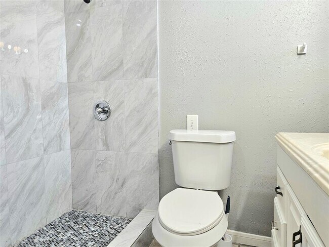 Building Photo - 4419 W Bayshore Dr