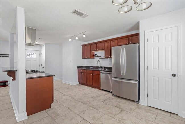 Building Photo - 15116 Rosewood St