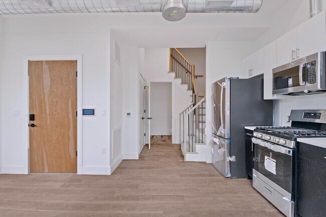 Building Photo - 375 Monmouth St