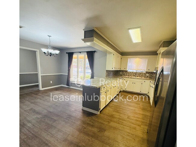 Building Photo - Updated and cozy 3/2/2