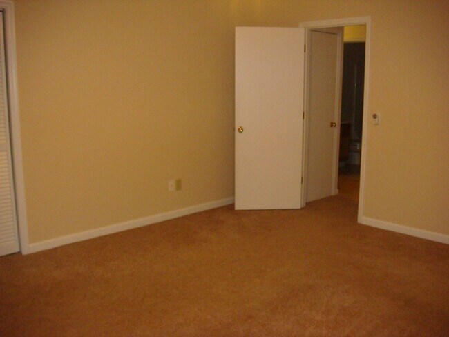 Building Photo - Charming 2 Bed, 1.5 Bath Rental in a Convenient Location