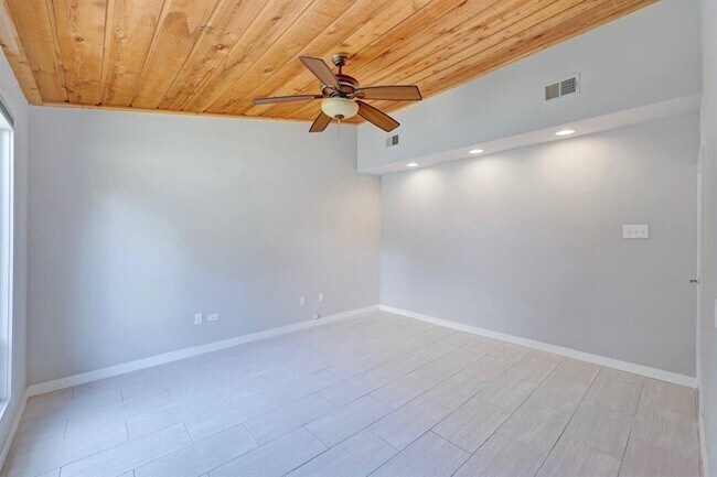 Building Photo - 10408 Doering Ln