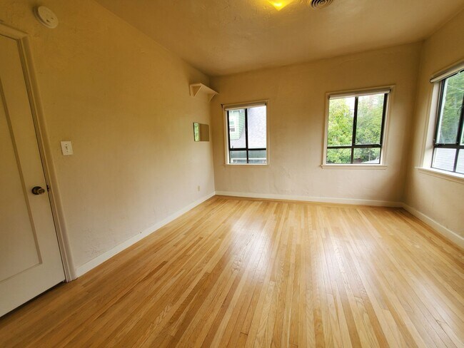 Building Photo - Top Floor Rockridge Two Bedroom Condo with...