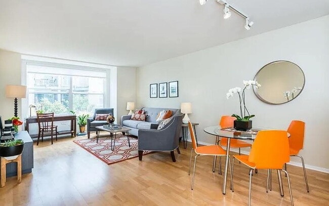 Building Photo - Lovely one bedroom, one bath condo, that has been recently updated with fresh paint.