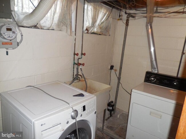 Building Photo - 7801 Hillsway Ave