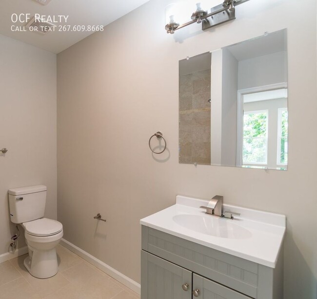 Building Photo - Newly Renovated Grays Ferry Home