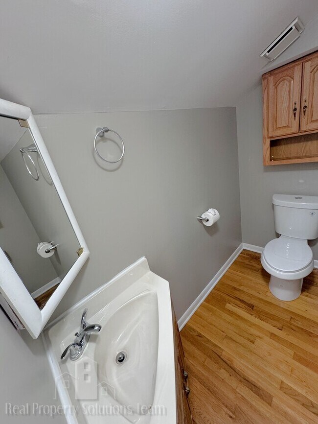 Building Photo - Two Story Home in Upper Arlington with att...