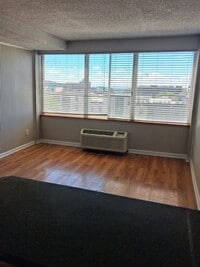 Building Photo - Fantastic deal on a great location!  This studio/1bath is available for EARLY MOVE IN at $1000/month