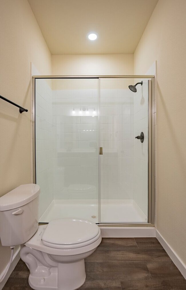 Building Photo - AVAILABLE NOW! GORGEOUS 3 BEDROOM DUPLEX L...