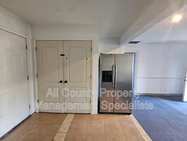 Building Photo - 1301 Pineview Dr