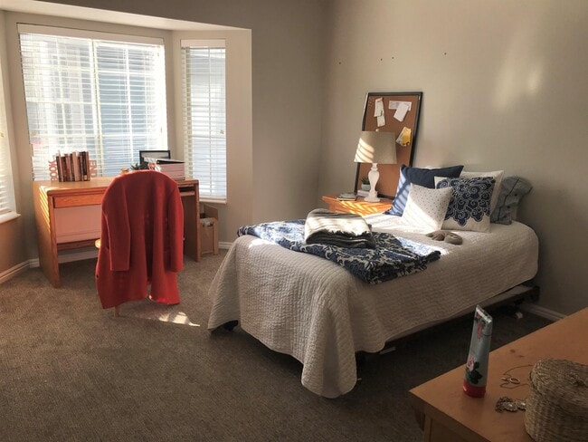 Building Photo - 986 900 E