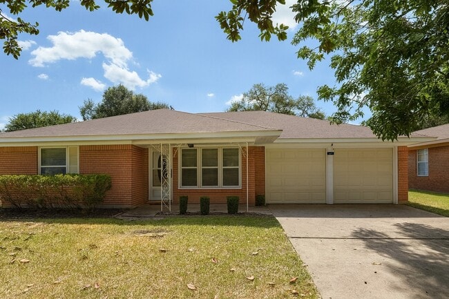 Building Photo - 4053 Silverwood Dr