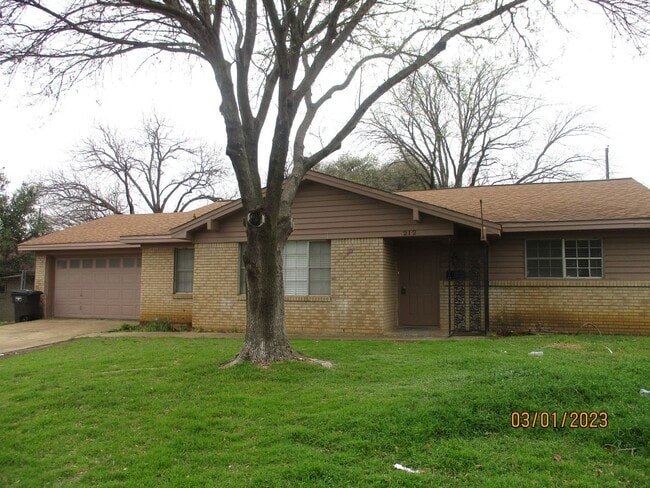 Primary Photo - 212 Hallbrook Dr