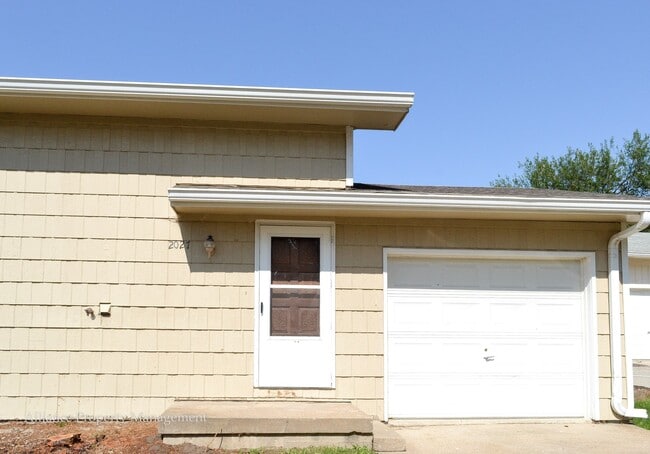 Primary Photo - 2025 Shirley Ln