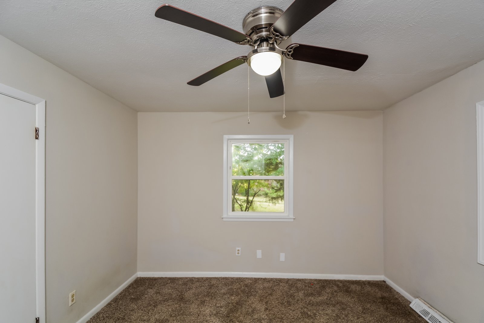 Building Photo - 4046 Village Dr