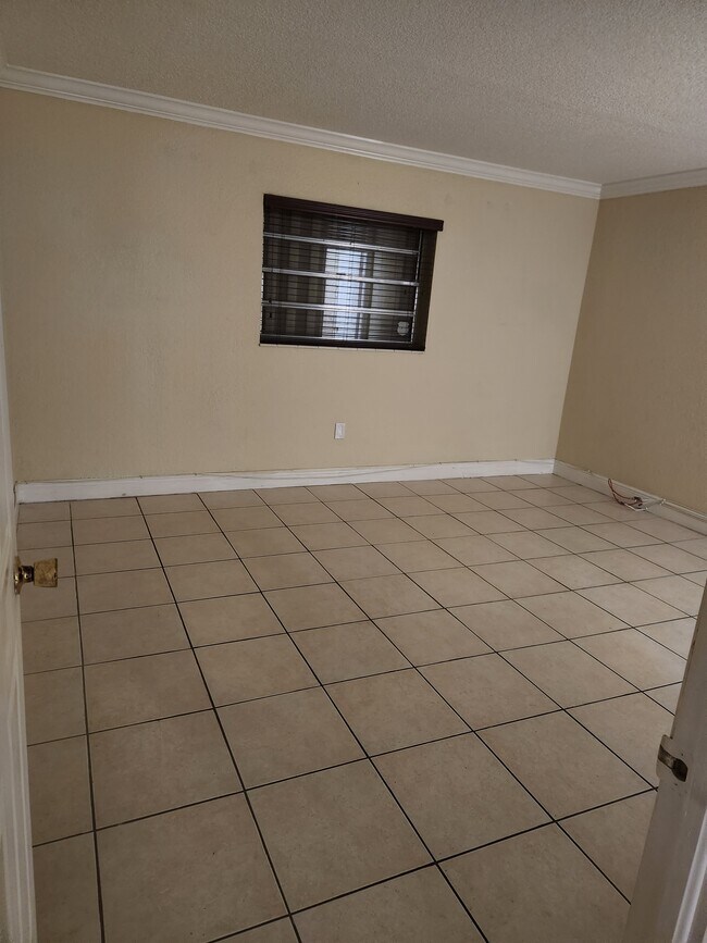 Building Photo - 9950 N Kendall Dr