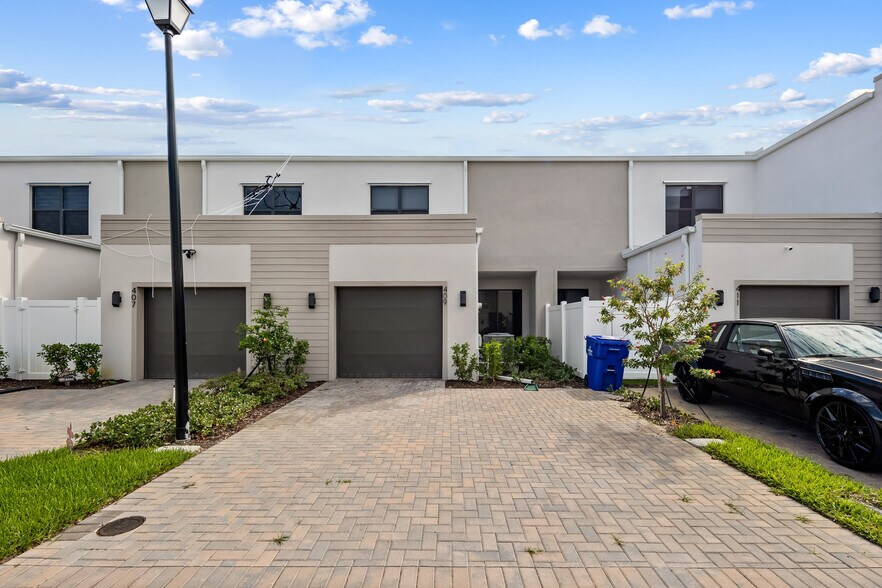 Large driveway - 409 NW 17th St