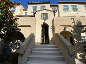 Building Photo - *Special*Stunning 3 Bedroom 3.5 Bathroom T...