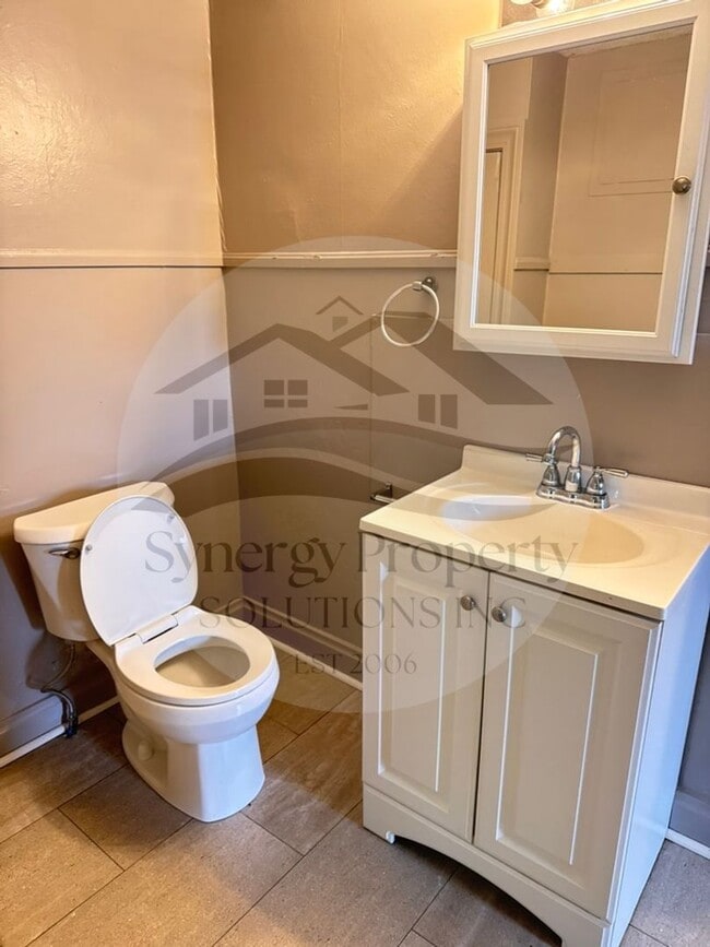 Building Photo - Spacious Cape Cod