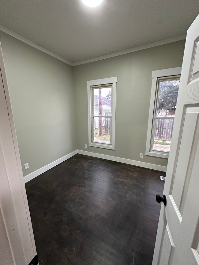 Building Photo - 16 S McGee St